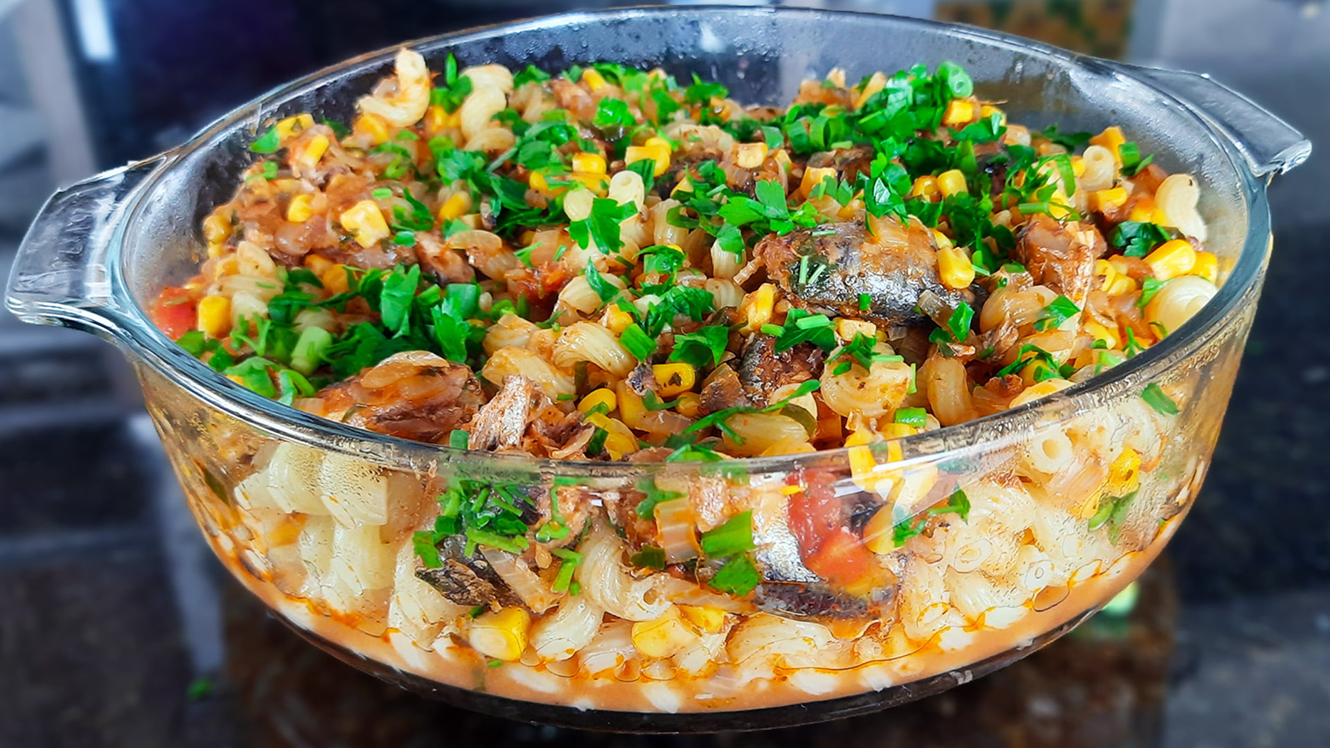 Como fazer um delicioso macarrão com sardinha em 8 minutos!